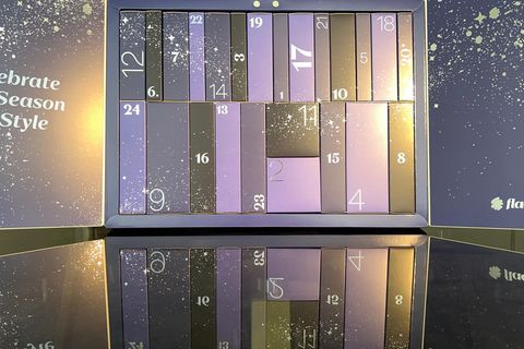 Der Flaconi Adventskalender für Männer steht auf einem Glastisch