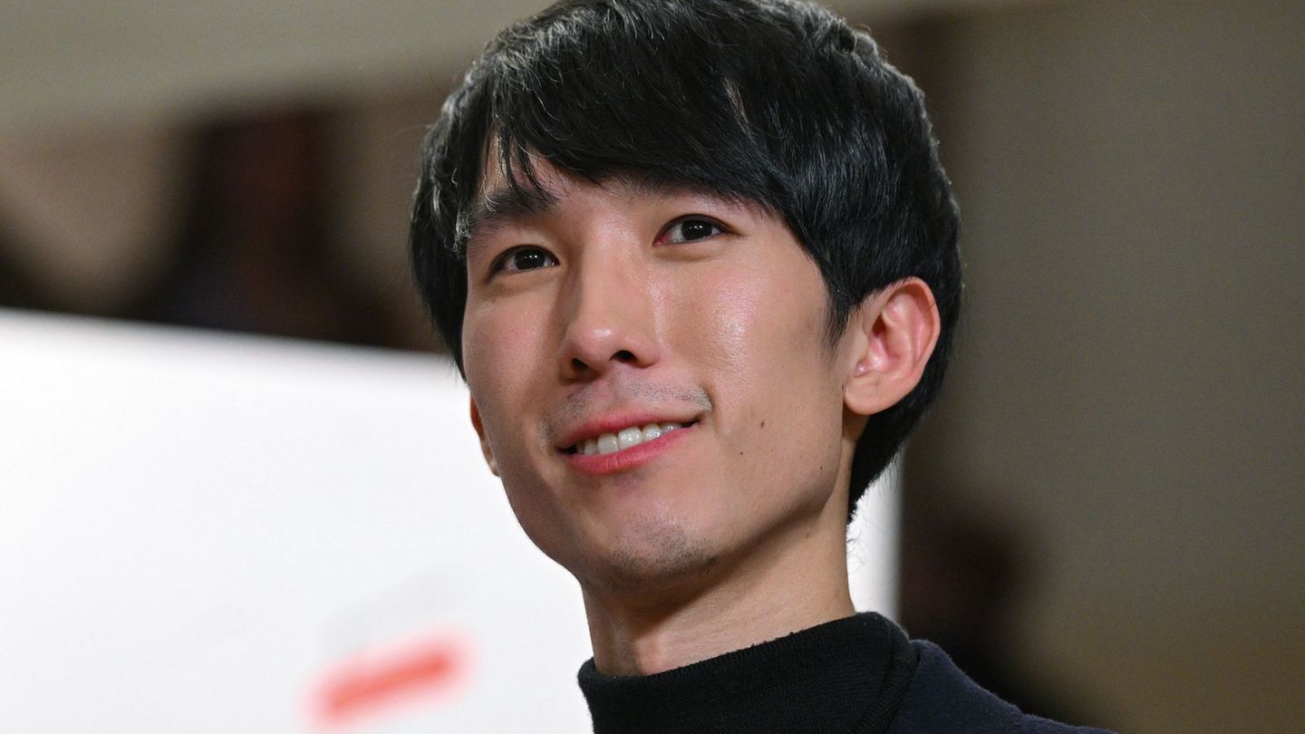 Der amerikanische Pianist Eric Lu hat den 19. Chopin-Klavierwettbewerb gewonnen. Foto: Radek Pietruszka/PAP/dpa