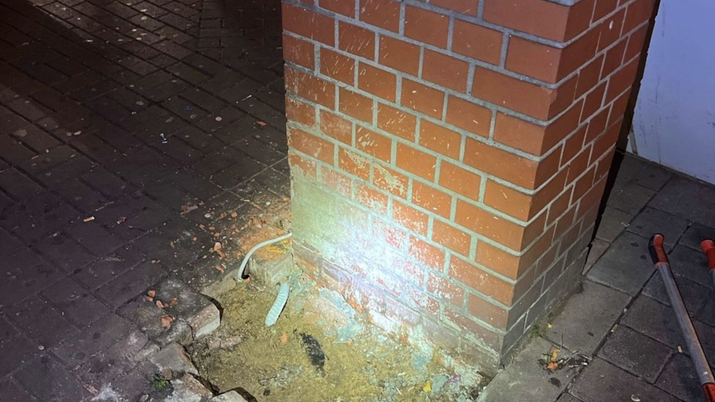 Wie genau die Täter den Geldautomaten entwendeten, ist noch unklar. Foto: Polizei Duisburg/dpa