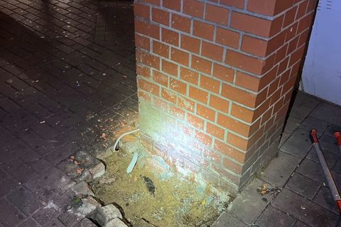 Wie genau die Täter den Geldautomaten entwendeten, ist noch unklar. Foto: Polizei Duisburg/dpa