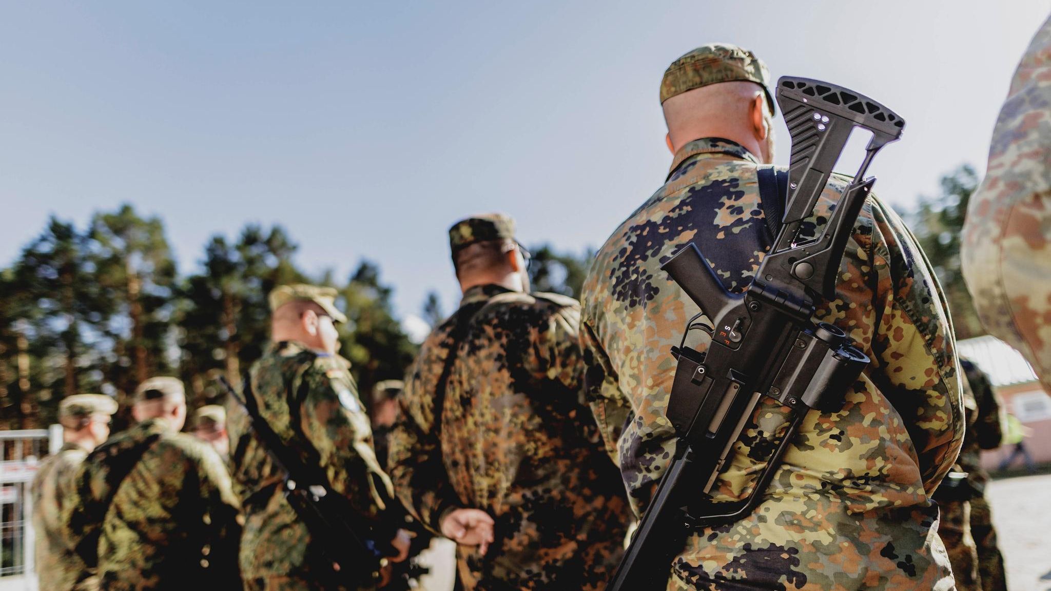 Bundeswehr-Soldaten auf einem Übungsplatz in Oberlausitz bei Weisskeissel - sie sind ohne Kriegsangst  Bundeswehr-Soldaten auf einem Übungsplatz in Oberlausitz bei Weisskeissel - sie sind ohne Kriegsangst