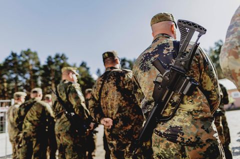 Bundeswehr-Soldaten auf einem Übungsplatz in Oberlausitz bei Weisskeissel - sie sind ohne Kriegsangst  Bundeswehr-Soldaten auf einem Übungsplatz in Oberlausitz bei Weisskeissel - sie sind ohne Kriegsangst