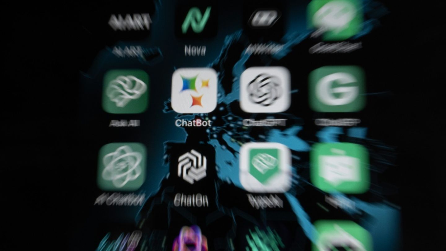 KI-App-Icons auf einem Smartphone