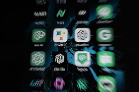 KI-App-Icons auf einem Smartphone
