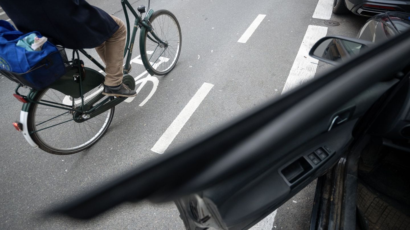 Anlässlich eines Unfalls in Rostock appelliert die Polizei an Autofahrer, auf den nachfolgenden Verkehr zu achten, wenn sie eine