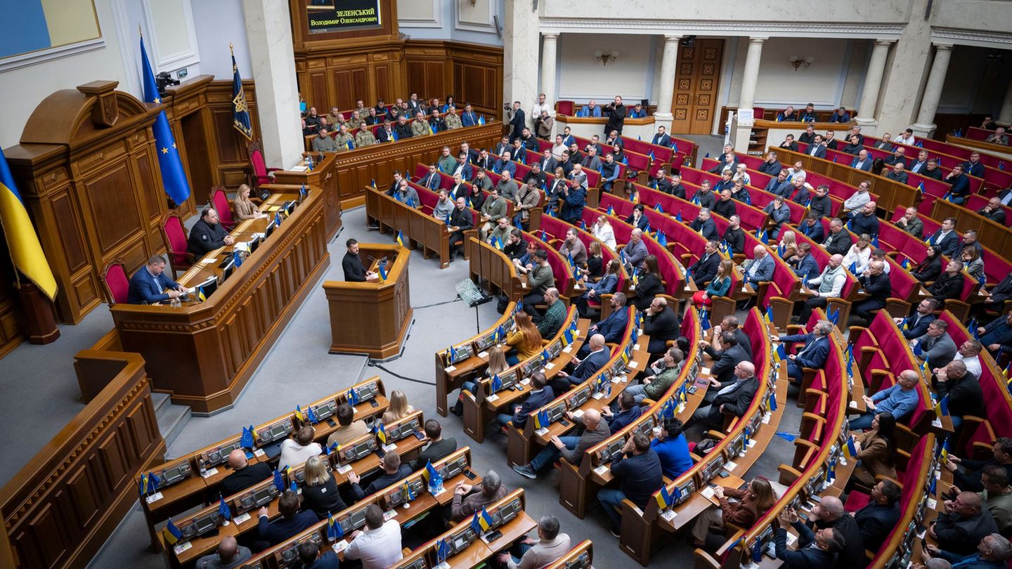 War in Ukraine: Ukraine extends martial law until early February 2026