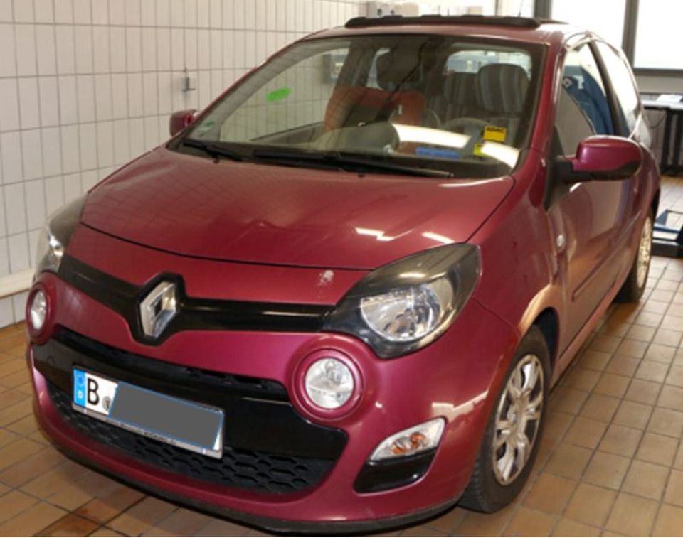 Die Polizei sucht Hinweise zu dem himbeerfarbenen Renault Twingo von Florian R. Die Polizei sucht Hinweise zu dem himbeerfarbenen Renault Twingo von Florian R.