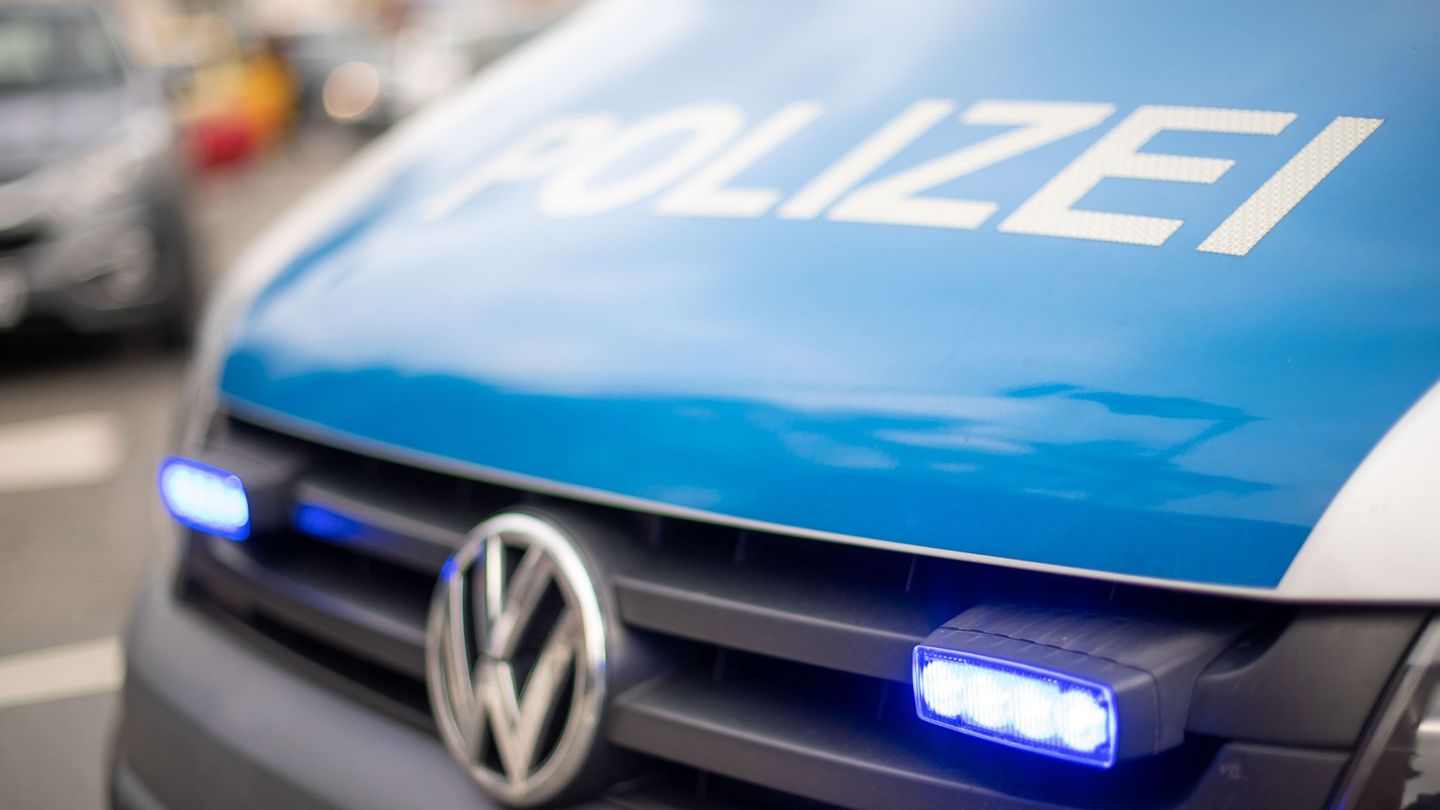 Die Staatsanwaltschaft wirft dem Autofahrer nach seiner Verfolgungsfahrt mit der Polizei versuchten Totschlag vor. (Symbolbild)