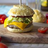 Kein Cheeseburger oder Toast Hawaii ohne Walter Gerber  Walter Gerber, ein Schweizer Käser aus Emmental, erfand 1911 den Schmelzkäse. Er entwickelte eine Technik, bei der Käse erhitzt, gerührt und mit Emulgatoren verfeinert wird, sodass er länger haltbar, cremig und streichfähig ist. Später perfektionierte er daraus den Schmelzkäse in Scheiben – gleichmäßig portionierbar, stapelbar und ideal zum Schmelzen auf Toast oder Burger. Ein Schweizer Klassiker, der bis heute in fast jeder Küche zu finden ist