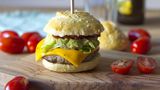 Kein Cheeseburger oder Toast Hawaii ohne Walter Gerber  Walter Gerber, ein Schweizer Käser aus Emmental, erfand 1911 den Schmelzkäse. Er entwickelte eine Technik, bei der Käse erhitzt, gerührt und mit Emulgatoren verfeinert wird, sodass er länger haltbar, cremig und streichfähig ist. Später perfektionierte er daraus den Schmelzkäse in Scheiben – gleichmäßig portionierbar, stapelbar und ideal zum Schmelzen auf Toast oder Burger. Ein Schweizer Klassiker, der bis heute in fast jeder Küche zu finden ist