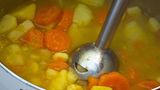 Ein Stabmixer in einem Topf mit Gemüse