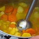 Ein Stabmixer in einem Topf mit Gemüse