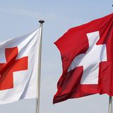 Weniger Mitmenschlichkeit ohne Henry Dunant  Der Schweizer Henry Dunant hatte 1859 in Solferino, Italien, ein ihn tief erschütterndes Erlebnis. Zufällig wurde er Zeuge der blutigen Schlacht zwischen französischen und österreichischen Truppen. Die Verwundeten lagen überall, medizinische Versorgung gab es kaum. Dunant organisierte Freiwillige, Verbände und Notunterkünfte, um den Soldaten zu helfen – unabhängig davon, welcher Seite sie angehörten.  Beeindruckt von dieser Erfahrung, veröffentlichte er 1862 das Buch "Eine Erinnerung an Solferino", in dem er die Idee eines neutralen Hilfswerks formulierte. 1863 wurde daraufhin das Internationale Komitee vom Roten Kreuz (IKRK) in Genf gegründet, das bis heute in Kriegs- und Krisengebieten Hilfe leistet. Dunant setzte damit einen Grundstein für das humanitäre Völkerrecht und bewies: Mit Mitgefühl, Organisation und klaren Regeln kann menschliches Leid deutlich gemindert werden. Sein Motto lebt weiter: Hilfe ohne Grenzen