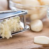 Eine Knoblauchpresse in Aktion