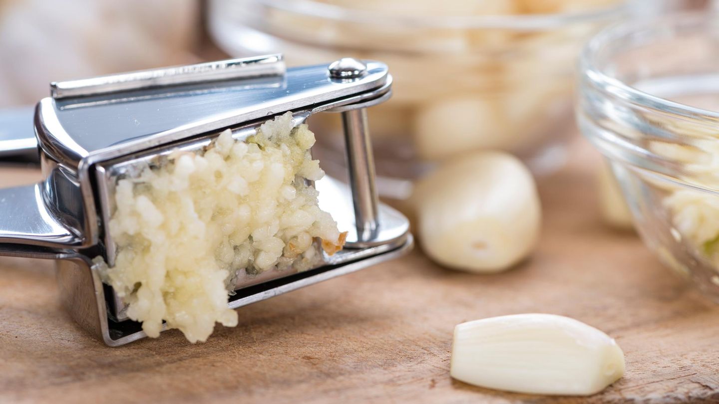 Eine Knoblauchpresse in Aktion