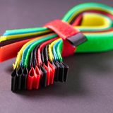 Ein Bündel von bunten Klettbändern