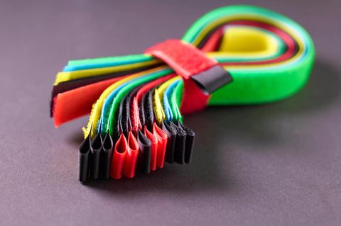Ein Bündel von bunten Klettbändern