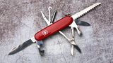 Ein aufgeklapptes Schweizer Offiziersmesser von Victorinox