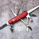 Ein aufgeklapptes Schweizer Offiziersmesser von Victorinox
