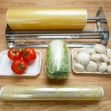 Eine Rolle Zellophan und Lebensmittel