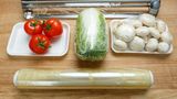 Eine Rolle Zellophan und Lebensmittel