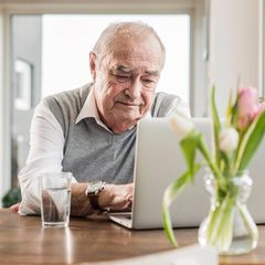 Rente: Rentner arbeitet am Laptop