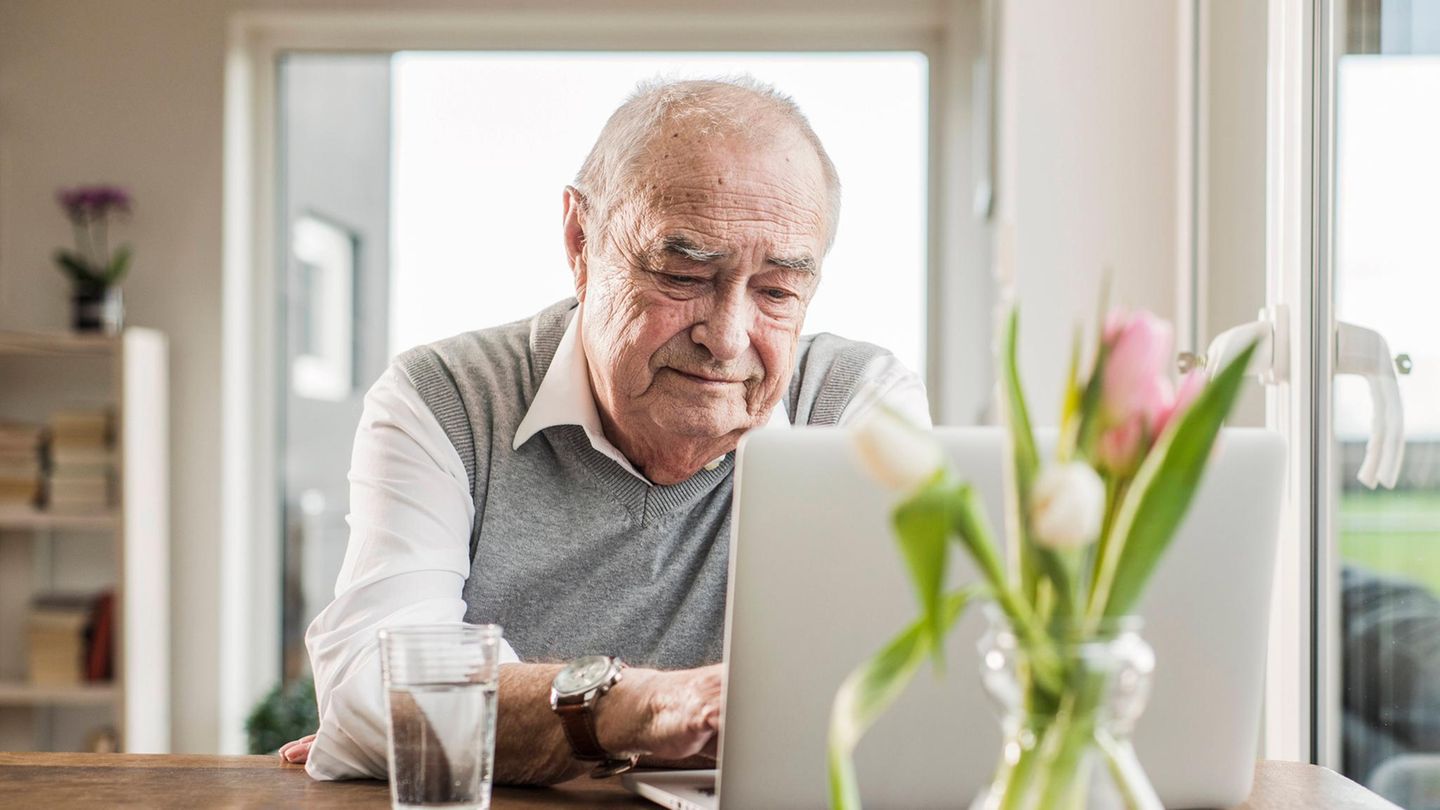 Rente: Rentner arbeitet am Laptop