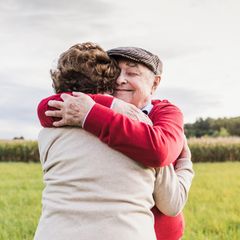 Frau und Mann umarmen sich