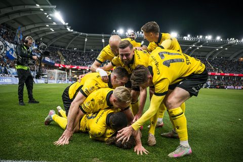 Gemeinsam Risiko spielen und Meister werden: Die Spieler des Mjällby AIF jubeln über den Treffer zum 2:0 gegen IFK Göteborg