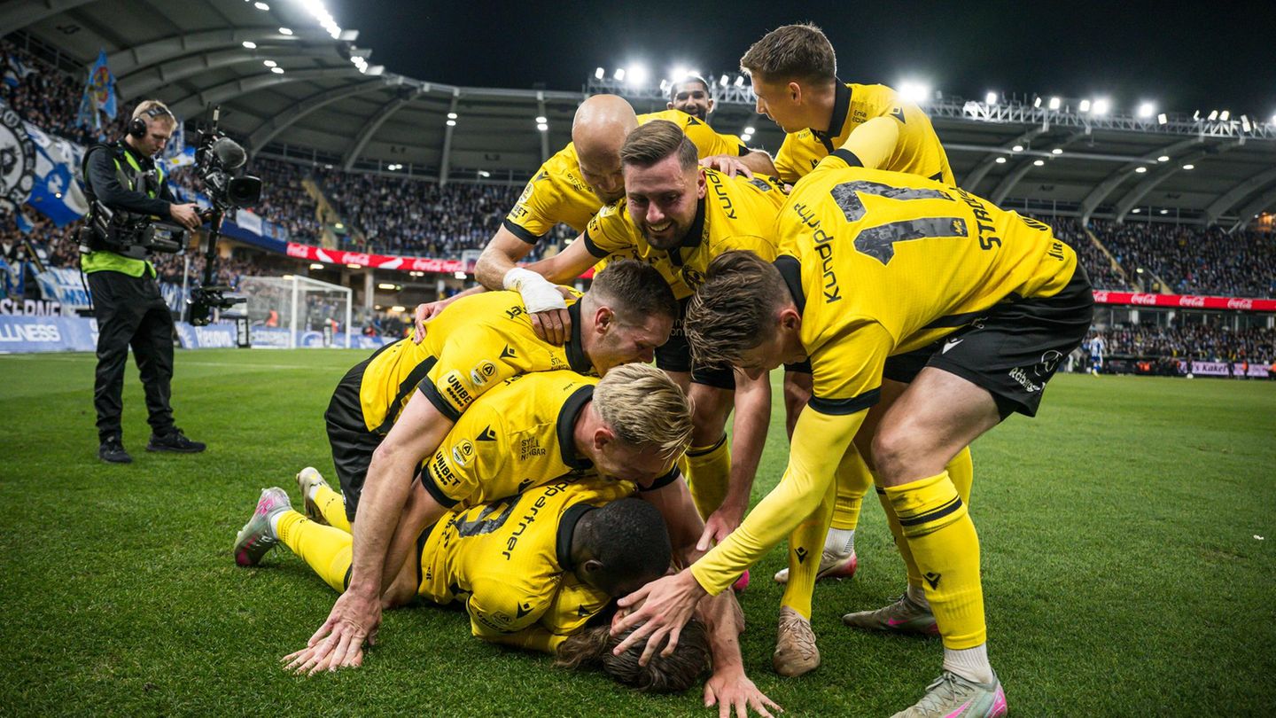 Gemeinsam Risiko spielen und Meister werden: Die Spieler des Mjällby AIF jubeln über den Treffer zum 2:0 gegen IFK Göteborg