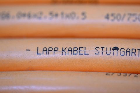 Beim Kabelhersteller Lapp zieht das Geschäft wieder an. (Archivbild) Foto: Bernd Weißbrod/dpa