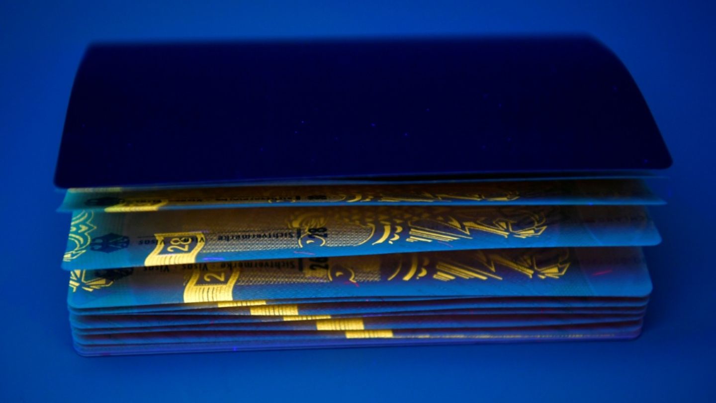 Sicherheitsmerkmale von Pass unter UV-Licht