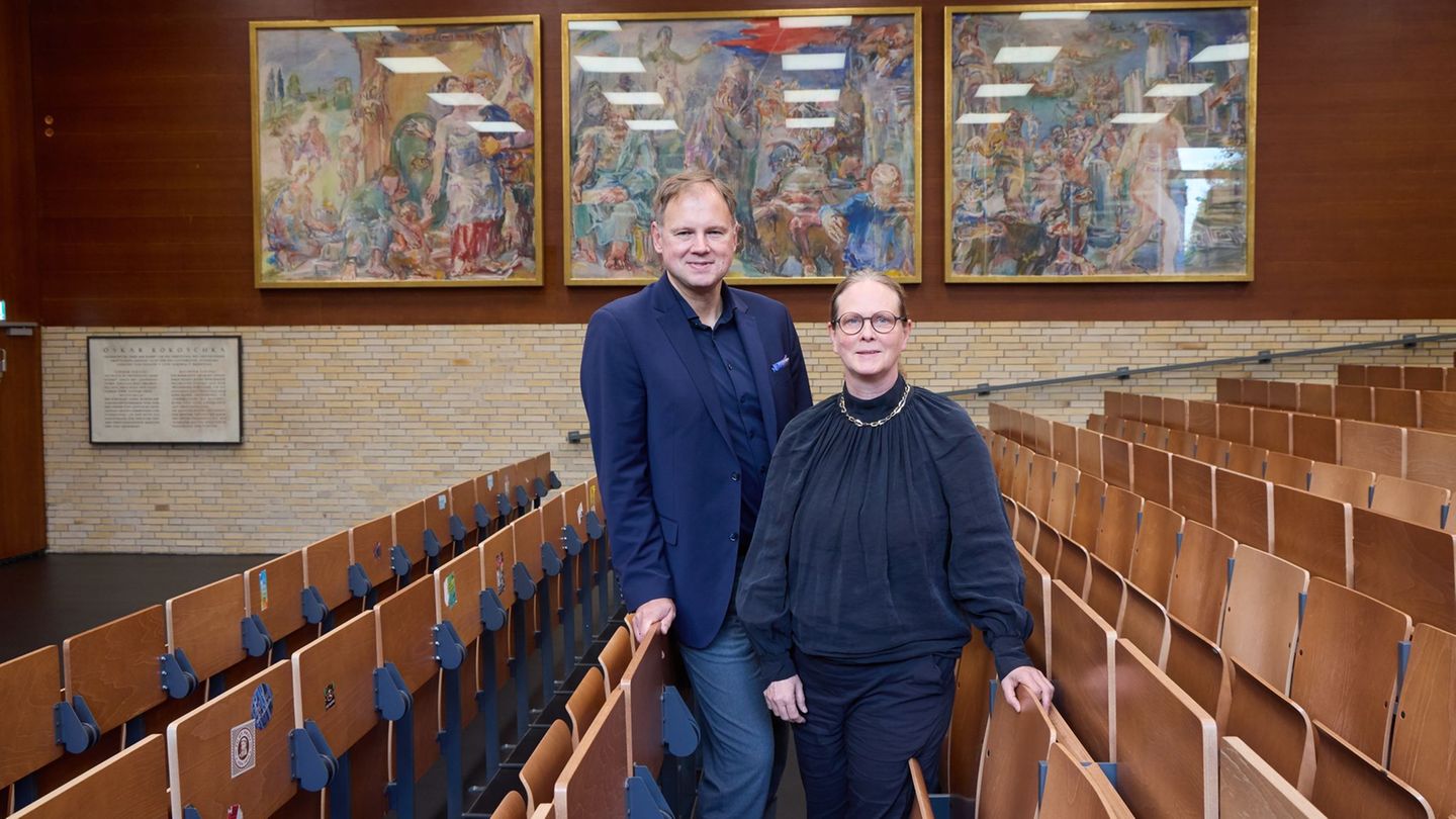 Die Bilder hängen nach der Sanierung nun wieder - und sie sind wasserdicht, falls die Sprinkleranlage auslöst. Der Präsident der