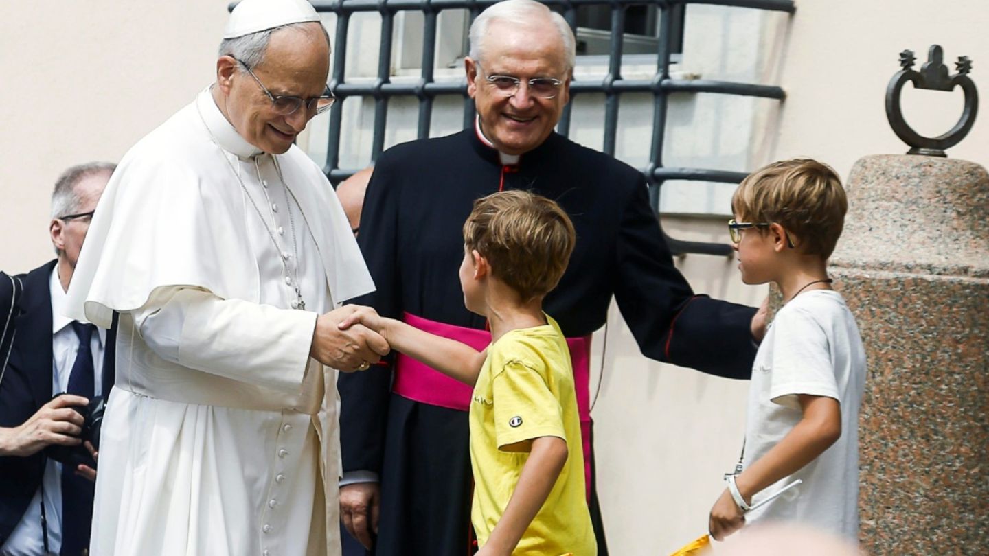 Kinder bei Papst Leo XIV. in Rom