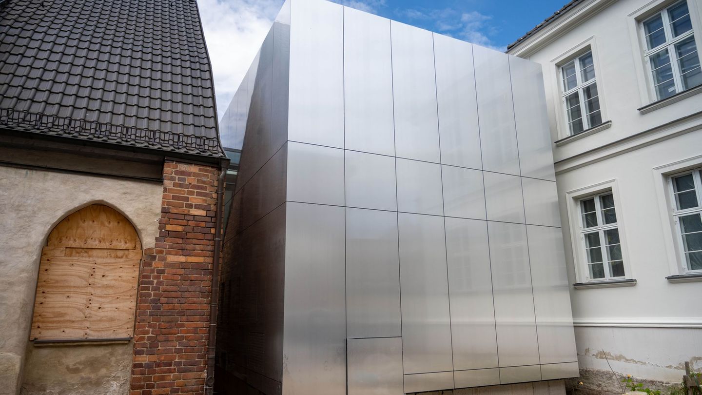 Von außen kommt die neu gebaute Kapelle der künftigen Galerie der Romantik modern daher. (Archivbild) Foto: Stefan Sauer/dpa