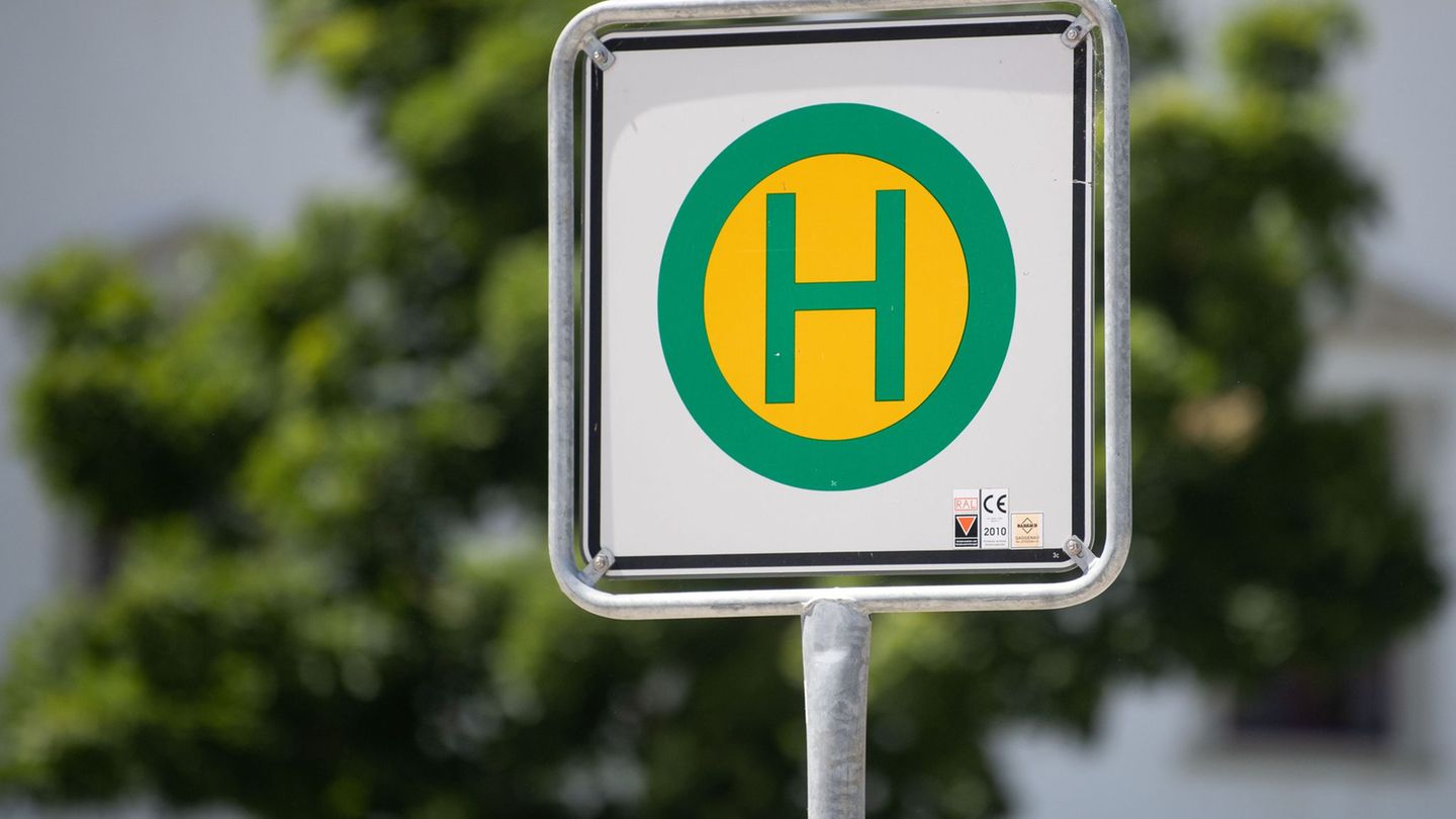 Aus dem Bus ging es für einen Passagier ins Krankenhaus. (Symbolbild) Foto: Marijan Murat/dpa
