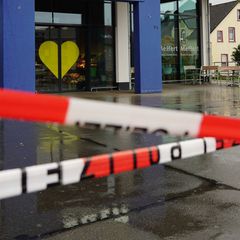 Polizeiabsperrung vor dem Supermarkt in Lemgo, in dem sich die Tat ereignete