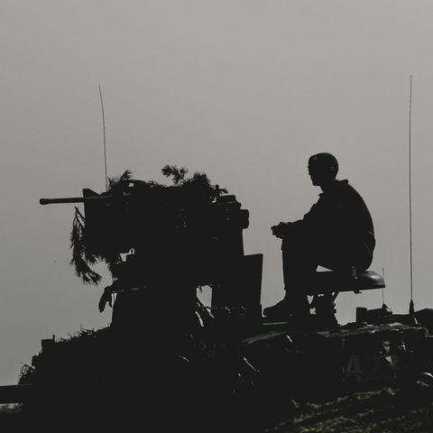 Ein Soldat sitzt auf einem Panzer bei einer Übung der Bundeswehr