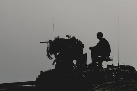 Ein Soldat sitzt auf einem Panzer bei einer Übung der Bundeswehr