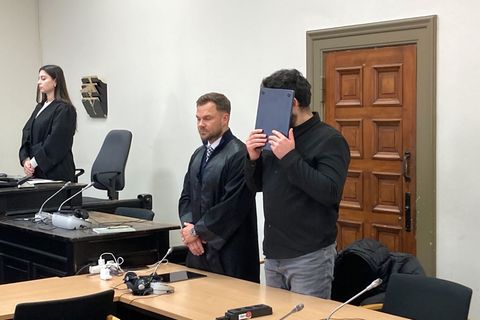 Der Angeklagte ist wegen versuchten Mordes und gefährlicher Körperverletzung angeklagt, schweigt aber zu den Vorwürfen. Foto: Be