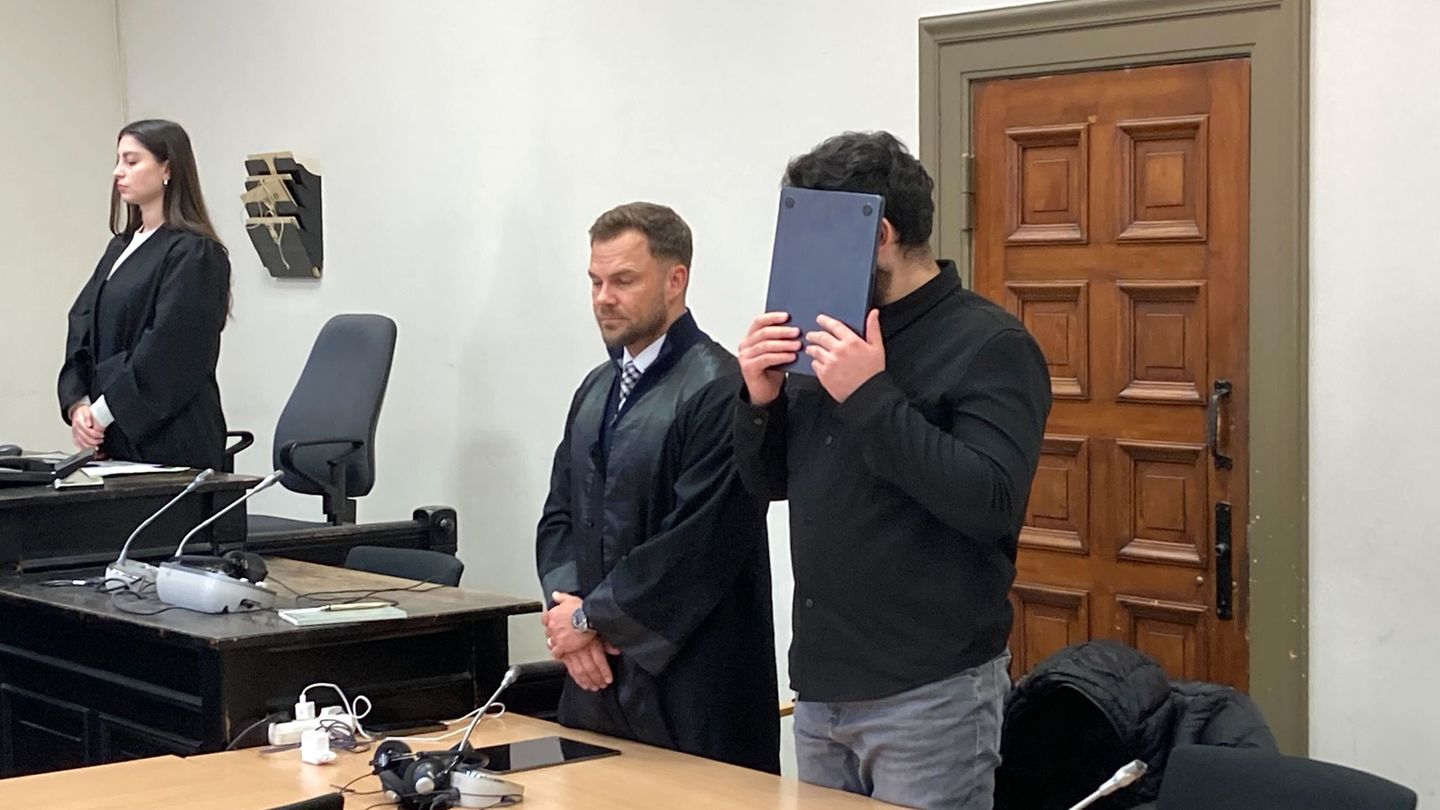 Der Angeklagte ist wegen versuchten Mordes und gefährlicher Körperverletzung angeklagt, schweigt aber zu den Vorwürfen. Foto: Be