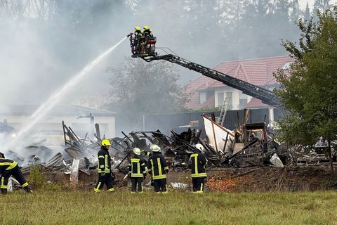 Die Feuerwehr löschte einen Brand in einer Lagerhalle in Waldbrunn-Hausen. Foto: Mike Seeboth/dpa