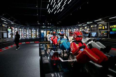 Immer schneller, immer sicherer - Schutzanzüge und Helme bei einer Formel 1-Ausstellung in Oberhausen. Foto: Fabian Strauch/dpa