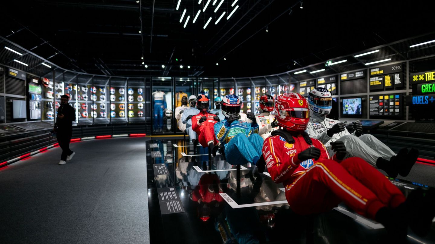 Immer schneller, immer sicherer - Schutzanzüge und Helme bei einer Formel 1-Ausstellung in Oberhausen. Foto: Fabian Strauch/dpa