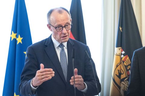 Merz sieht Chancen, aber auch Risiken der KI. Foto: Marijan Murat/dpa