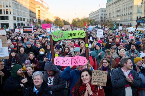 In Berlin und Kiel sind Demonstrationen zu den Merz-Äußerungen geplant. Foto: Annette Riedl/dpa