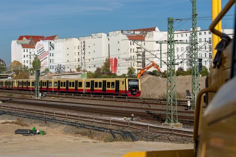 Schon im Dezember soll es aufgrund des Neubaus der A100-Ringbahnbrücke zu kürzeren Einschränkungen im S-Bahn-Verkehr kommen. (Ar
