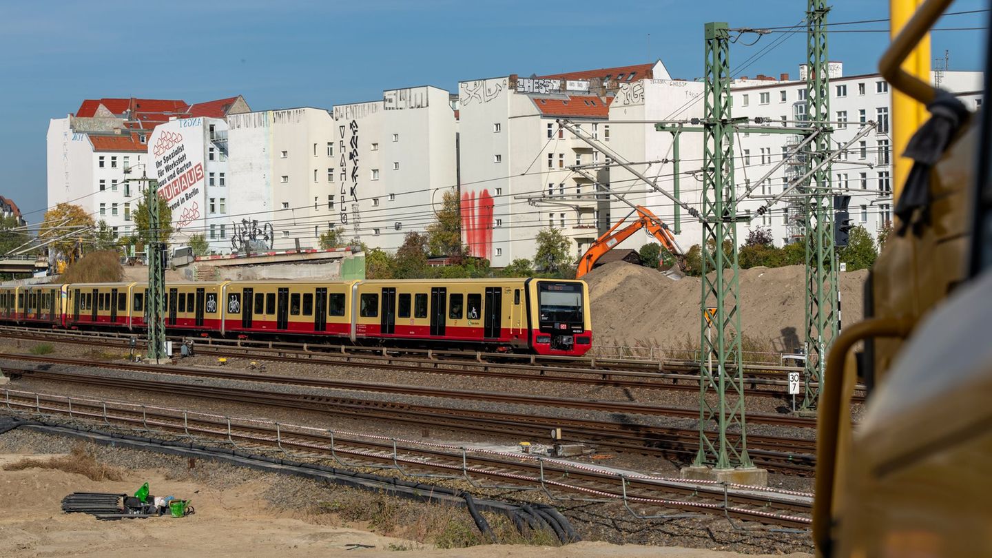 Schon im Dezember soll es aufgrund des Neubaus der A100-Ringbahnbrücke zu kürzeren Einschränkungen im S-Bahn-Verkehr kommen. (Ar
