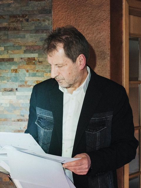 Karsten Bettels liest Akten, er ist Experte für Cold Cases