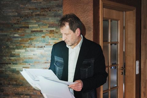 Karsten Bettels liest Akten, er ist Experte für Cold Cases